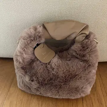 퍼 소재의 브라운 핸드백