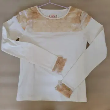 레이스 포함 크림색 긴팔 상의