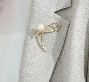 그린 레이블 릴랙싱 메탈 라인 & 모조 진주 브로치