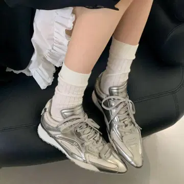 포인티드 메탈릭 스니커즈