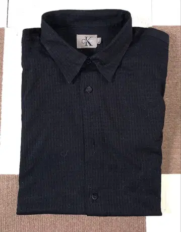 CK 캘빈클라인 블랙 체크 무늬 반팔 셔츠