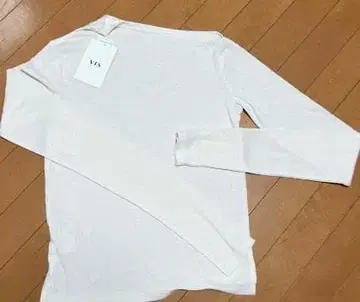 화이트 긴팔 T셔츠