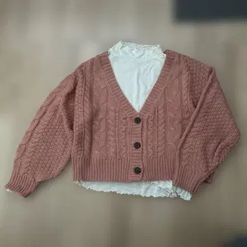핑크 케이블 니트 가디건과 프릴 시어 블라우스