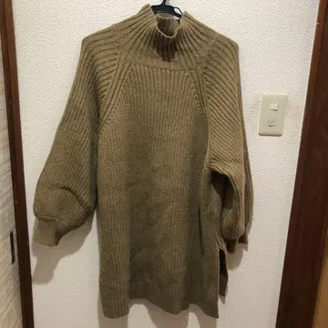 카키 하이넥 리브 스웨터 카키 베이지 돌먼 양 사이드 슬릿