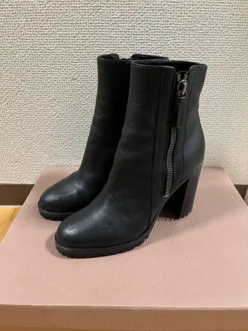 블랙 지퍼 부티 하이힐