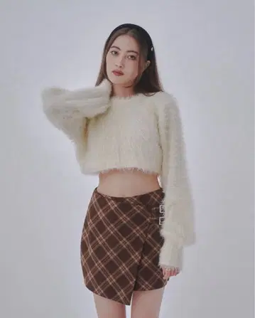 JUST A NOON 참 포함 페더 크롭 니트 아이보리