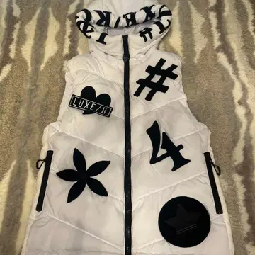 화이트 다운 베스트 M 사이즈 패치 디자인