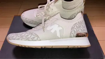 MK 로고 베이지 스니커즈