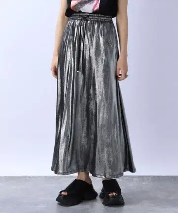 메탈릭 드로스트 플레어 스커트