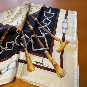 TRUSSARDI 실크 스카프 장식 디자인