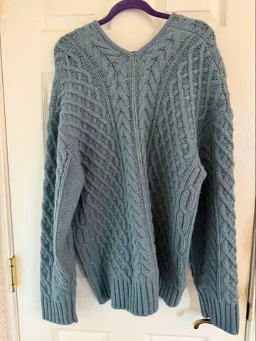 케이블 짜임 V넥 니트 스웨터 파랑