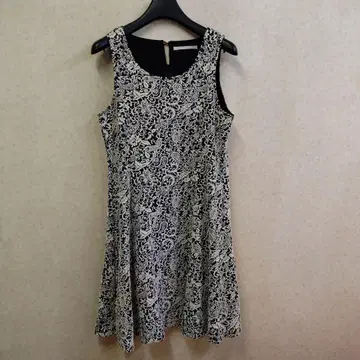 무릎 기장 원피스 블랙 화이트 자수