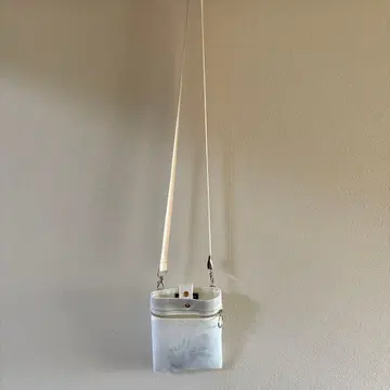 화이트 지퍼 달린 백