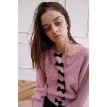 리본 버튼이 달린 핑크 니트