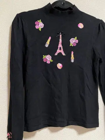 슈퍼 뷰티 42 에펠탑 자수 블랙 긴팔 니트