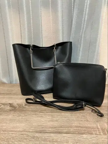 블랙 토트백 & 숄더 스트랩 포함 세트.