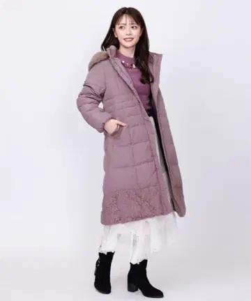 엑시즈팜 밑단 레이스 롱 다운 코트 그레이지