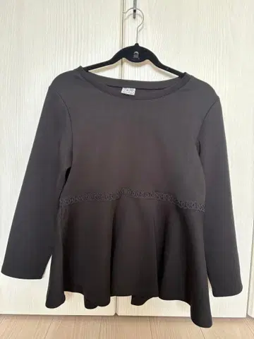 블랙 플레어 디자인 긴팔 상의