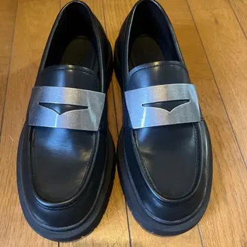 새상품급 ZARA 메탈 아플리케 통굽 가죽 비트 로퍼