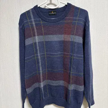 네이비 체크 무늬 니트 스웨터