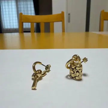 열쇠와 자물쇠 디자인의 귀걸이