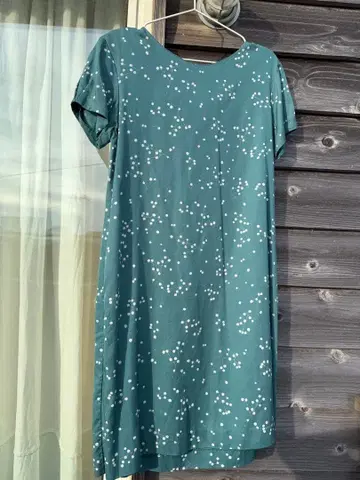 북유럽 스타일 반팔 무릎 기장 원피스