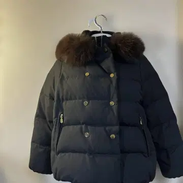 퍼 달린 블랙 다운 자켓