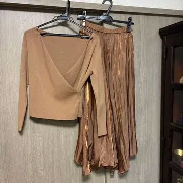 브라운 랩 탑 & 메탈릭 스커트 셋업