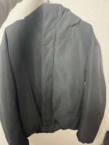 블랙 후드 부착 다운 자켓