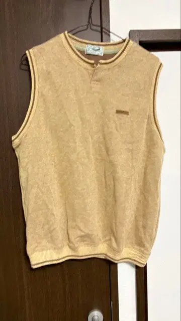 크로커다일 베이지 슬리브리스 베스트