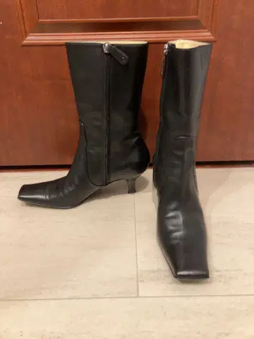 폴리니 블랙 가죽 스퀘어토 부츠