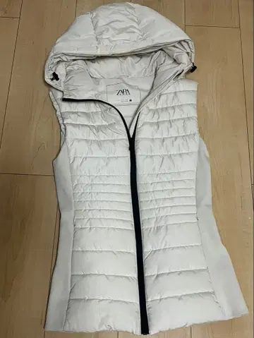ZARA 완판 후드 부착 화이트 다운 베스트