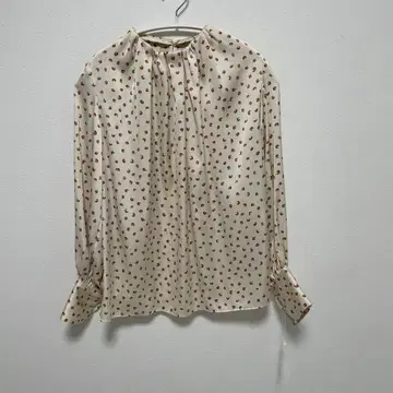 크림색 도트 무늬 긴팔 블라우스