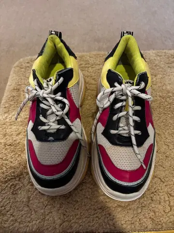 LOWRYSFARM 스니커즈