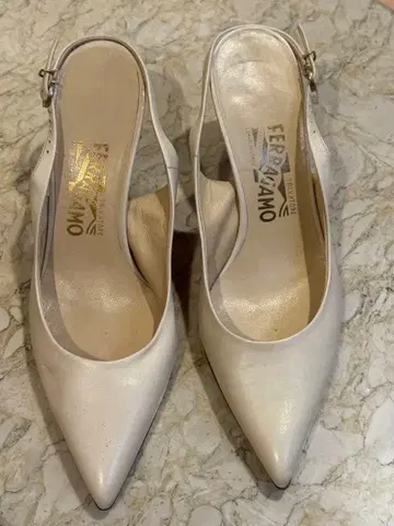 Ferragamo 베이지 슬링백 펌프스