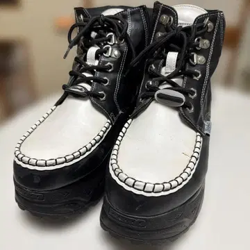 Yosuke 블랙 화이트 통굽 러버 솔 부츠