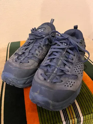 호카 오네오네 네이비 스니커즈