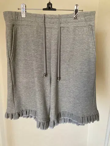 프릴 달린 그레이 숏팬츠