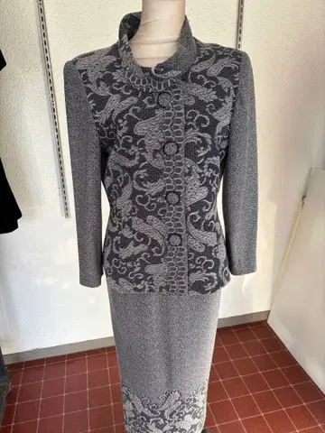 그레이 계열 꽃무늬 자수 자켓 스커트 셋업