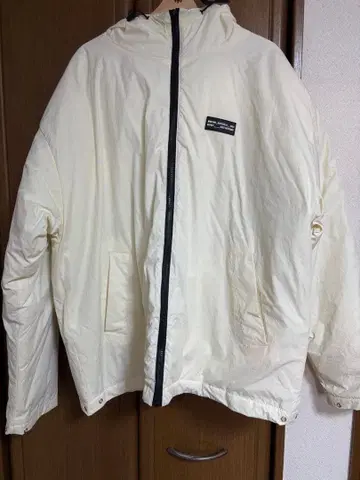 ills 후드 부착 화이트 다운 자켓