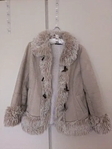 레스트로즈 베이지 인조 모피 무스탕 코트