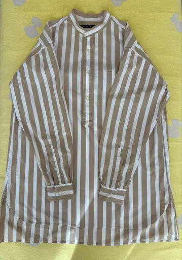 밴드 카라 셔츠 베이지와 화이트 스트라이프