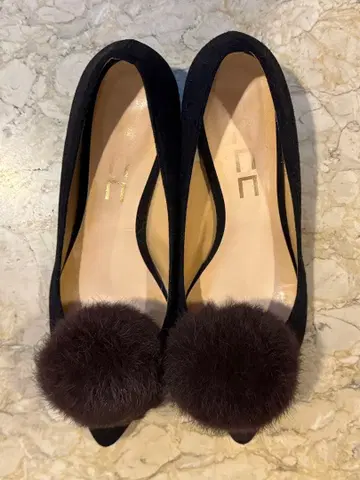 블랙 스웨이드 퍼 폼폼 펌프스