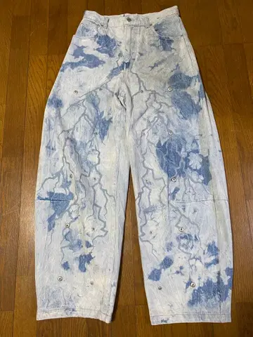 GRANCY (L) 버튼 디자인 그래픽 와이드 데님 팬츠 라이트 블루