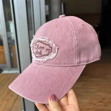 핑크 프린지 엠블럼 캡