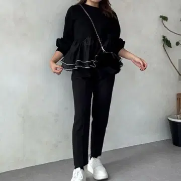 바이컬러 밑단 프릴 맨투맨