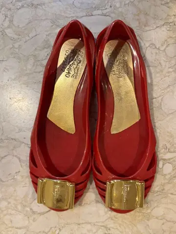 페라가모 빨간색 플랫슈즈 오픈토 골드 버클