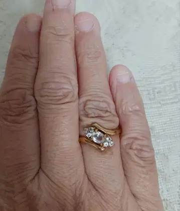 골드 컬러 스톤 부착 반지