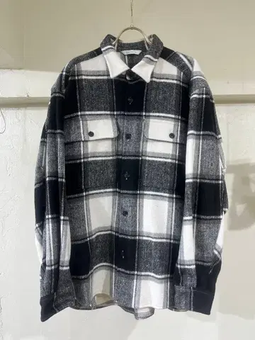 VICTIM 플란넬 셔츠 화이트 x 블랙