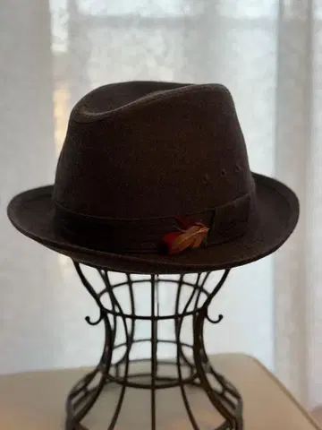 미사용 볼사리노 다크 그레이 56cm 펠트 햇 깃털 포함
